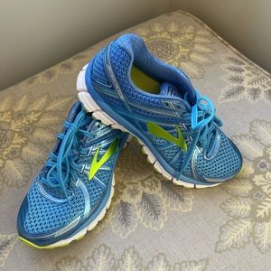 Brooks size 7.5 running shoe like new